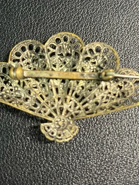 Vintage Brass Floral Filigree Brooch with Multicolor Stones - Gold Tone - Picture 3 of 3